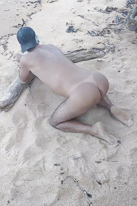 Ladysilva na plaži skida bikini da pokaže svoju vruću preplanulu guzu