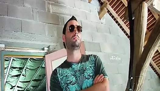 Pertunjukan seks pelacur perancis bertato dientot habis-habisan di luar ruangan