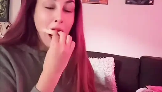 Приготовление пищи и поедание на камеру