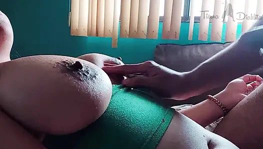 Я МАССИРОВАЛ ЕЁ ОГРОМНУЮ ГРУДЬ И НЕ СМОГ УДЕРЖАТЬСЯ И КОНЧИЛ НА НИХ