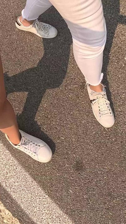 裸足で一緒にジーンズを濡らすハイキング