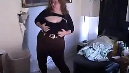 Perawat Vicki struts 'barang-barangnya!