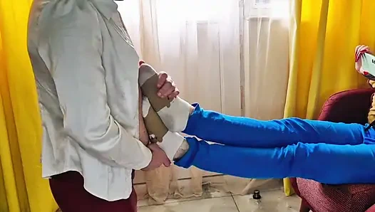 Nach einem langen Spaziergang in Turnschuhen sind meine Füße verschwitzt. Es ist zeit für eine fußmassage von meiner devoten.