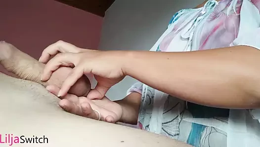 Tokatlamak doğal göğüsleri ve handjob - göğüslere boşalmak