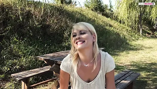 Когда я иду, я писаю в брюках на улице