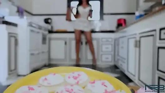 Nikki benz menggoda dan memanaskan dapur