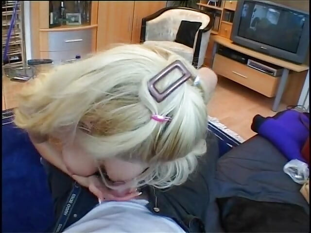 Blond milf daje boobjob i zostaje zaorany