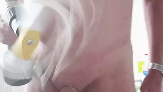 Horoz, taşaklar ve kalçalar çırpılmış