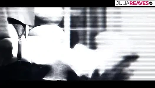 Askılı kadın binme pozisyonunda