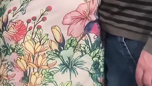 Zierliche muschi unter dem kleid pervers in der U-bahn