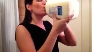 Señora amateur intenta el desafío de la leche