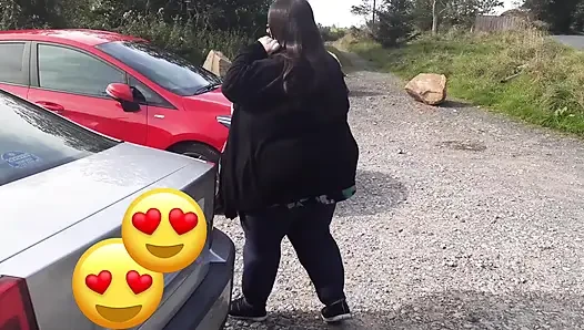 İri güzel kadın ssbbw arabaya sığmaya zorlıyor + bluopers