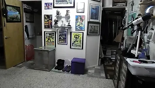 Kevinstockings kolay erişimli oyuncak ve meme ucu kıskaçlarıyla neredeyse çıplak
