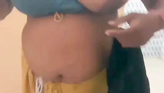 Hintli tamil iri güzel evli kadın Maya seks sonrası çıplak banyo yıkama ve yavaş sari giyinirken azdırıyor