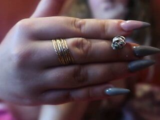Обнаженная симпатичная девушка курит сигарету в романтическом видео 'Курящий фетиш'