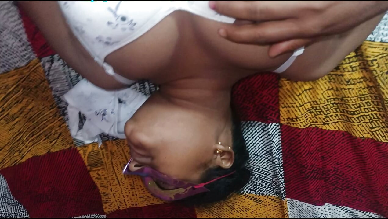 After sucking the rent of an old lover because of the hair in his girlfriend's pussy, he got pleasure, Hindu Bhabhi Anita