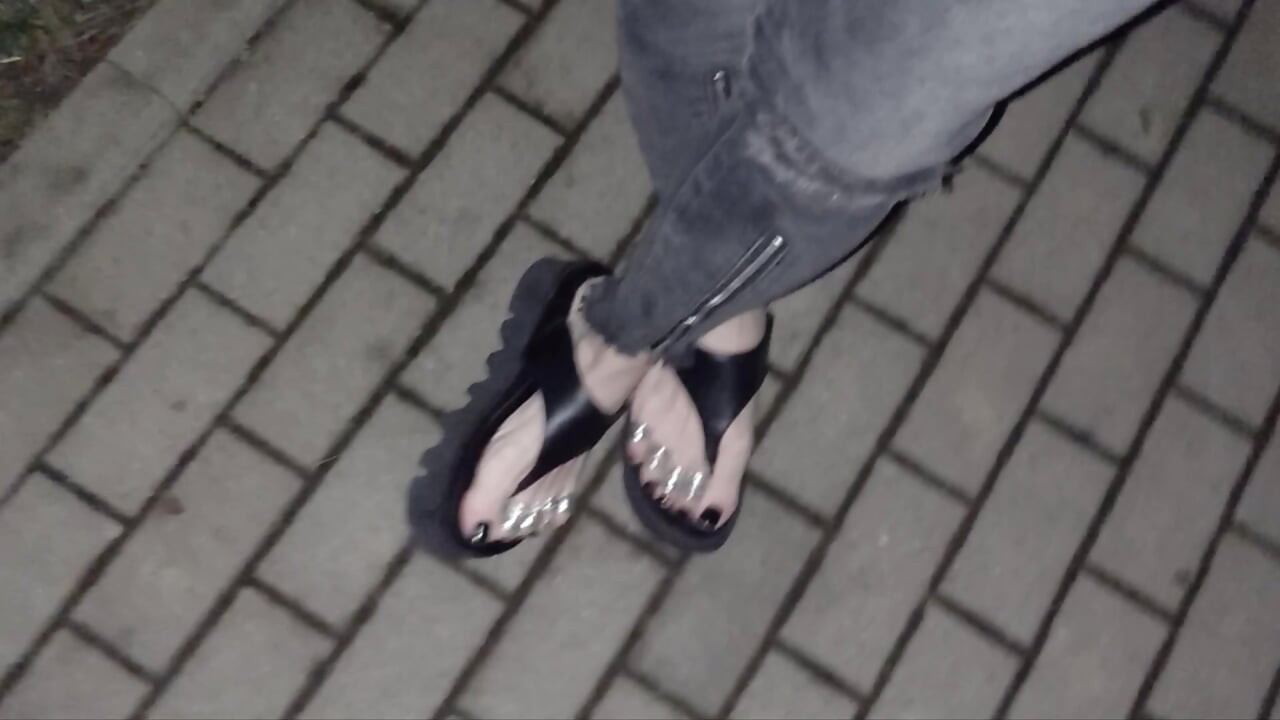 我在散步时展示我的脚 - 变装，脚和脚趾环，黑色波兰