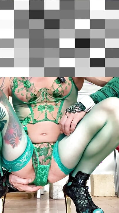 Femboy imut dengan lingerie seksi pamer celana dalam di luar ruangan