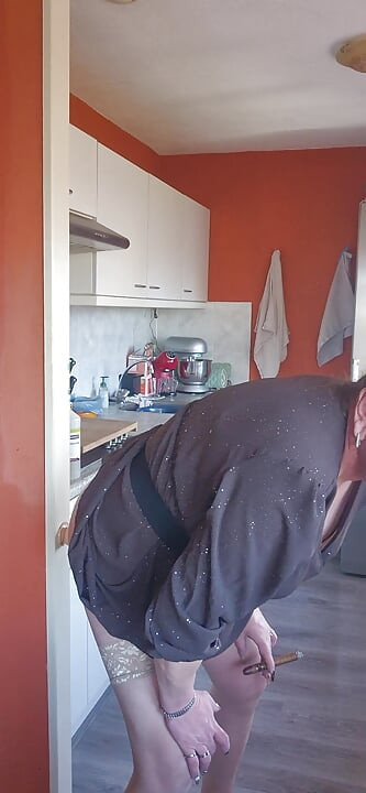 เพลิดเพลินกับซิการ์ขณะเพลิดเพลินกับดิลโด้ของกู