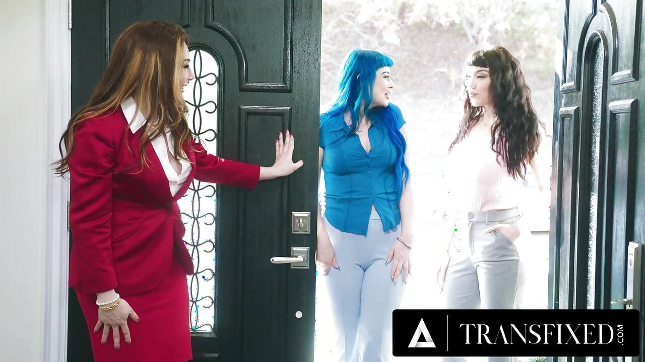 TRANSFIXED - sexo a três trans imobiliário com pequeno disco e Jewelz Blu termina em anal hardcore