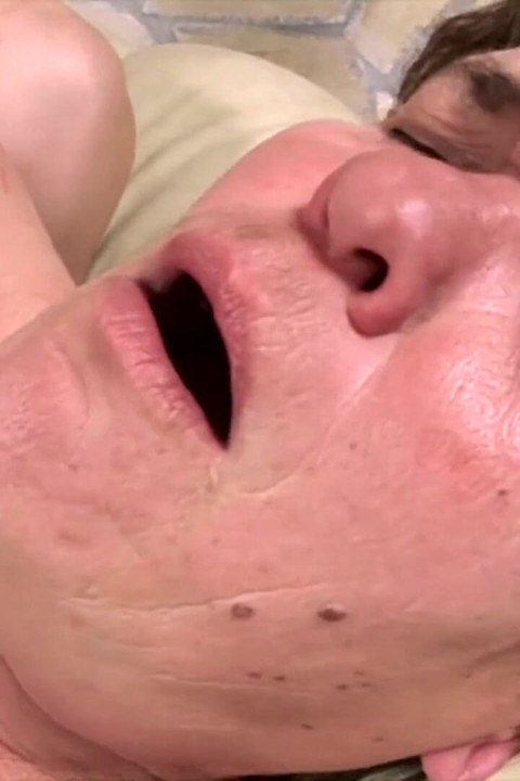 Bătrâna pitică este futută tare