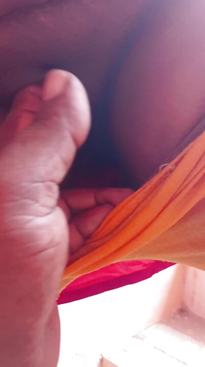 Tamil aunty molai irruthu pall eduthu pundaikul viralai vittu attum katchi
