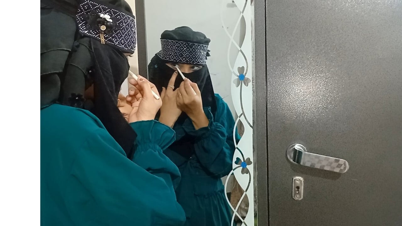 Muslimisches mädchen mit schönen augen, wurde vor dem spiegel gefickt