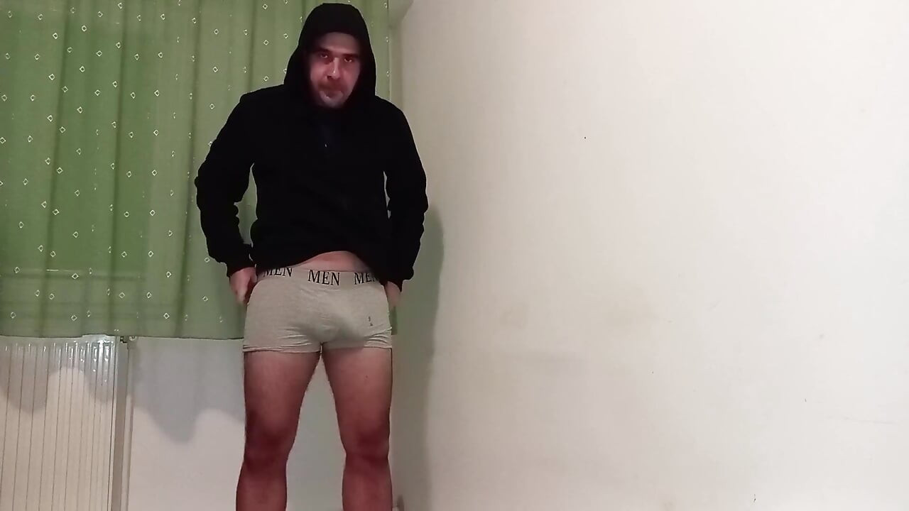 フードを着た少年がオナニーし、射精で締めくくる