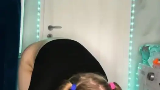 Dans ediyor ve seksi amcığını parmaklıyor