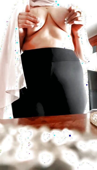 Niyaka dari Bouira dengan tudungnya di rumah