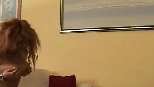 Azgın kaltak sürtük deliklerini sınıra kadar genişletiyor