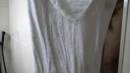 Arap kaltak sikişmeden önce ona kirli yarağını yıkamasını söylüyor