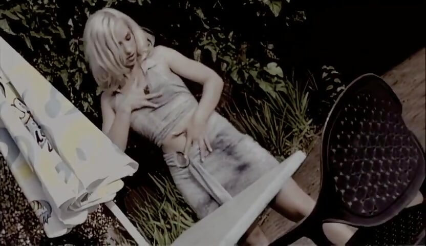 Ela se masturba olhando para eles fodendo à beira da piscina