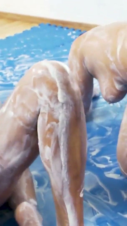 was fuer eine sauerei - lucky dude bumst direkt 3 geile chickas | Clip 2