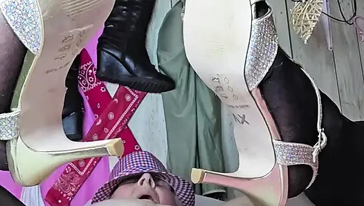 Шлюху на высоких каблуках трахает 12 в магазине