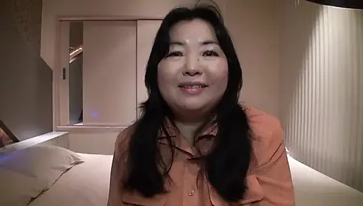 55-jährige Michiko, die ich auf einer Dating-Site getroffen habe