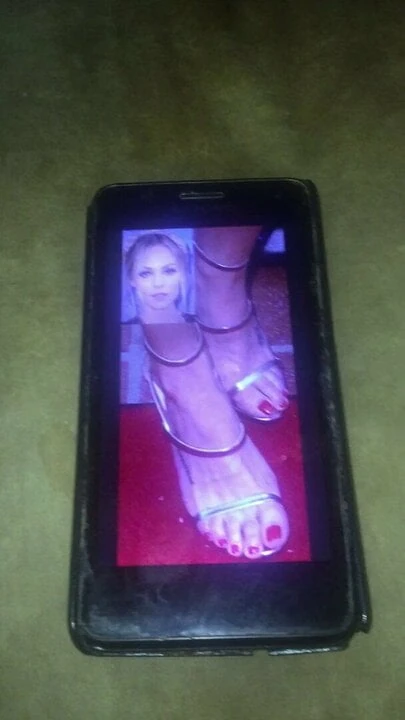 MY BITCH LAURA VANDERVOORT FEET CUM 3