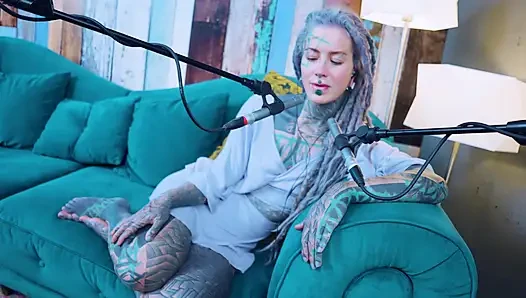 O hakkında konuşuyorum - Aş - asmr podcast sfw konuşuyor gotik sıska kız dreadlocks dövmeli model dövmeli kız