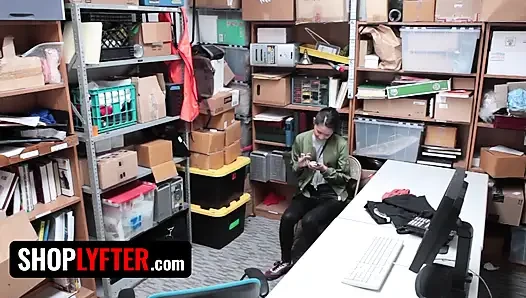 ShopLyfter - худенькую озорную азиатку Jade Noir застукали за кражей и привлекли к дисциплине извращенный офицер