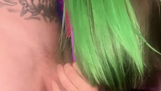 Mulut amber si cewek mungil ini dientot habis-habisan sama kontol besar sebelum memek sempitnya dientot habis-habisan