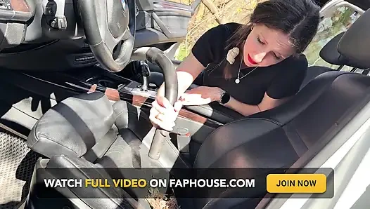 Пылесос в кожаных сиденьях на улице