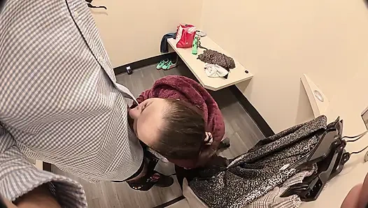 Orta yaşlı seksi kadın yüzme havuzu soyunma odasında rastgele kişiye gırtlağına kadar alıyor. 8 inçlik yarak derin gırtlak. Döl Yut