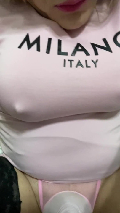 Yaramaz travesti trans orta yaşlı seksi sürtük amına ve göt oyuncağına boşalıyor sonra klitoris yarağını tokatlarken götten yalıyor | Klip 1