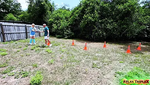Fußballtrainerin fickt spielerin und ihre stiefmutter