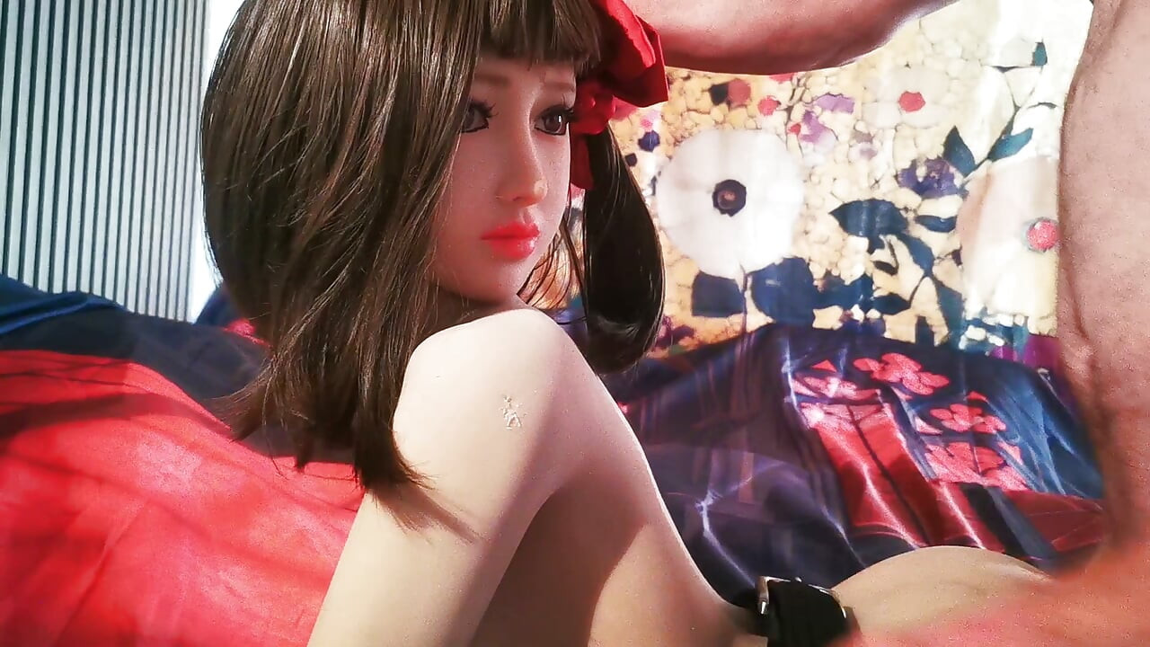 Funwest Doll Amy es follada por el culo por un hombre mayor - con secuencias de IA