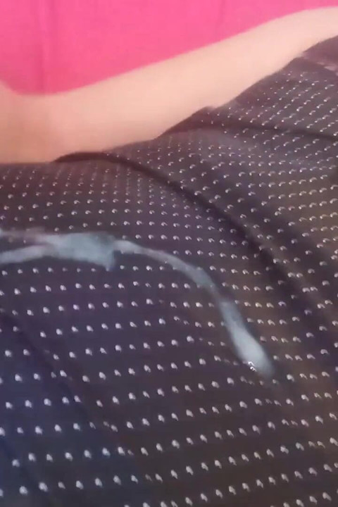 Leatransteen siyah saten tulumla mastürbasyon yapıyor ve boşalıyor