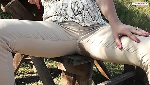 Beim gehen piss ich im freien in meine hosen