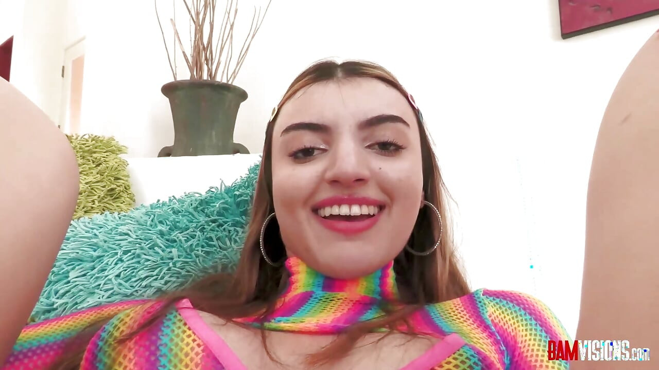 Die zierliche julia james wird geil, bis sie sperma von einem großen schwanz schluckt
