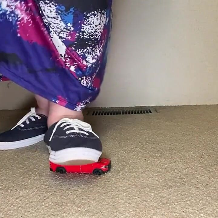 巨人女がトラックを踏みつける