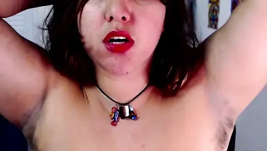 Я плюю, облизываю и намаживаю подмышки маслом